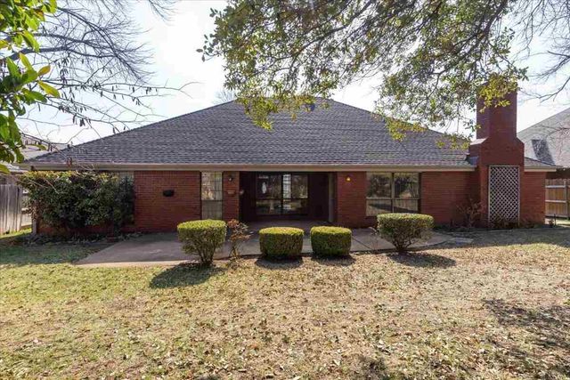 7607 NW Folkstone Way, Lawton, OK 73505