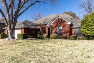 7607 NW Folkstone Way, Lawton, OK 73505