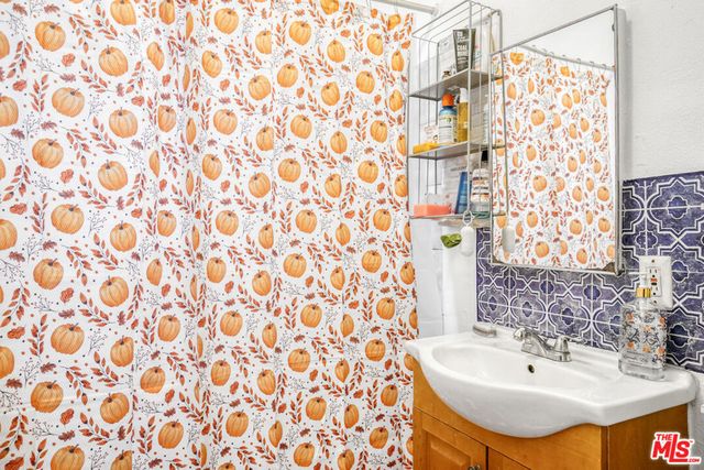 2074 W 54th Street, Los Angeles, CA 90062