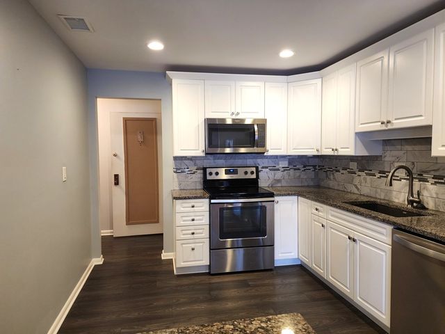 1S055 Spring Road 2D, Oakbrook Terrace, IL 60181