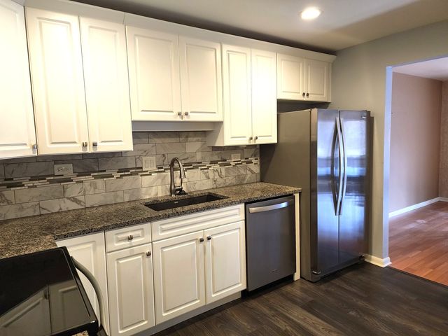 1S055 Spring Road 2D, Oakbrook Terrace, IL 60181