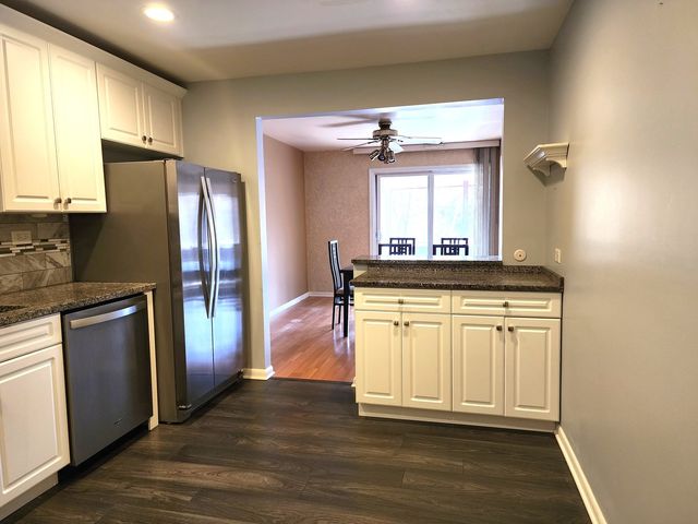 1S055 Spring Road 2D, Oakbrook Terrace, IL 60181