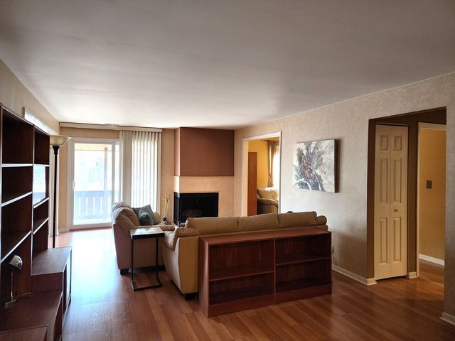 1S055 Spring Road 2D, Oakbrook Terrace, IL 60181