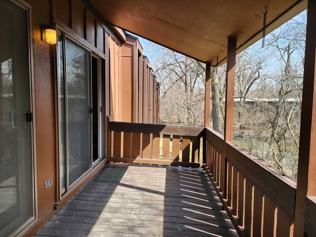 1S055 Spring Road 2D, Oakbrook Terrace, IL 60181