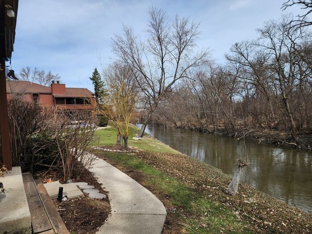 1S055 Spring Road 2D, Oakbrook Terrace, IL 60181