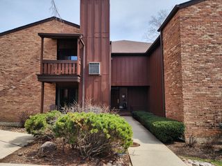 1S055 Spring Road 2D, Oakbrook Terrace, IL 60181