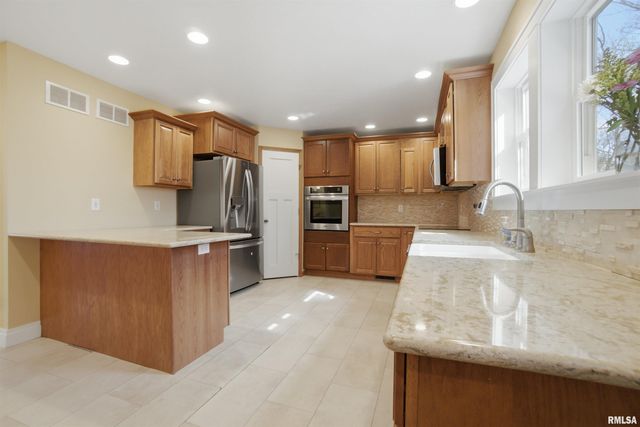 3612 N HARVARD Avenue, Peoria, IL 61614