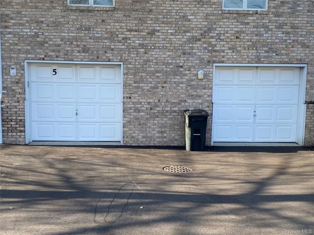 11 Claire Court, West Babylon, NY 11704