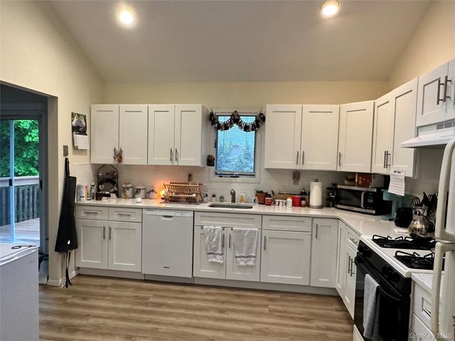 11 Claire Court, West Babylon, NY 11704
