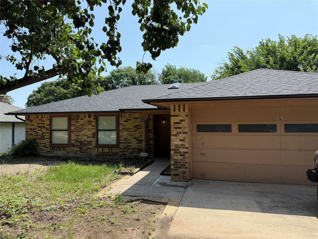 928 Rosebud Drive, Azle, TX 76020