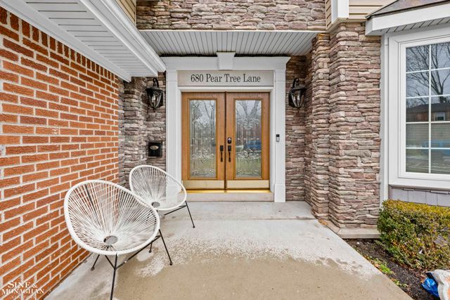 680 Pear Tree Lane, Grosse Pointe Woods, MI 48236