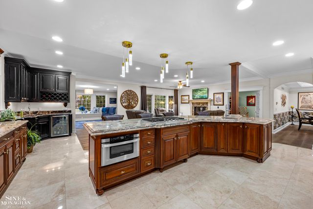 680 Pear Tree Lane, Grosse Pointe Woods, MI 48236