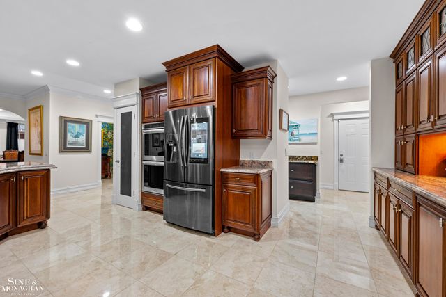 680 Pear Tree Lane, Grosse Pointe Woods, MI 48236