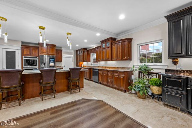 680 Pear Tree Lane, Grosse Pointe Woods, MI 48236