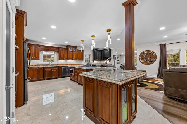 680 Pear Tree Lane, Grosse Pointe Woods, MI 48236