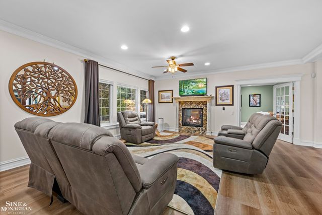 680 Pear Tree Lane, Grosse Pointe Woods, MI 48236