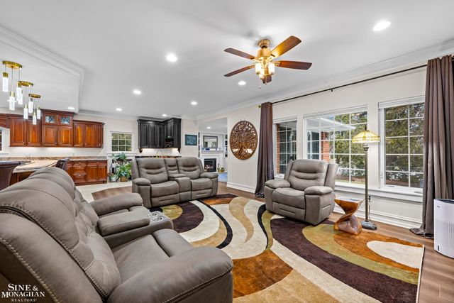 680 Pear Tree Lane, Grosse Pointe Woods, MI 48236