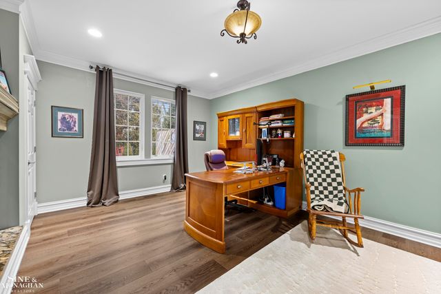 680 Pear Tree Lane, Grosse Pointe Woods, MI 48236