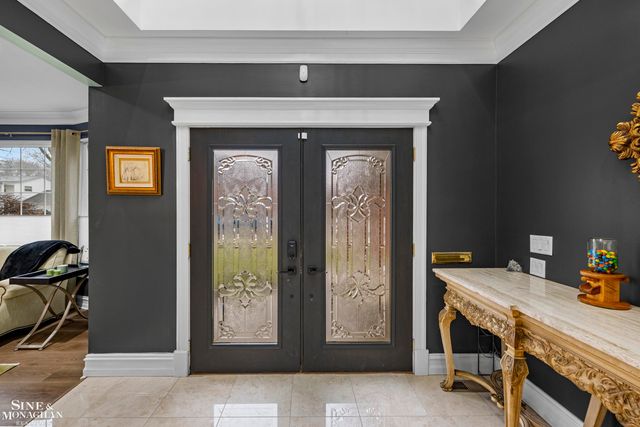 680 Pear Tree Lane, Grosse Pointe Woods, MI 48236