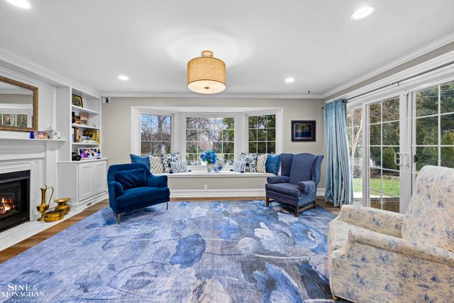 680 Pear Tree Lane, Grosse Pointe Woods, MI 48236