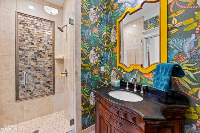 680 Pear Tree Lane, Grosse Pointe Woods, MI 48236