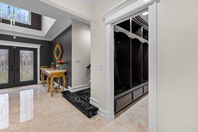 680 Pear Tree Lane, Grosse Pointe Woods, MI 48236