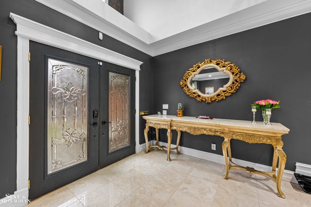 680 Pear Tree Lane, Grosse Pointe Woods, MI 48236