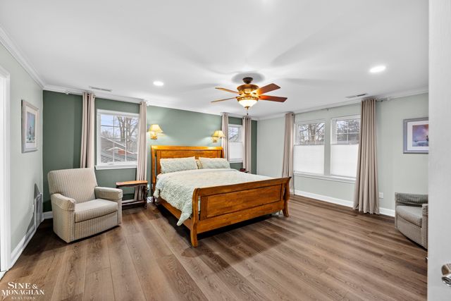 680 Pear Tree Lane, Grosse Pointe Woods, MI 48236