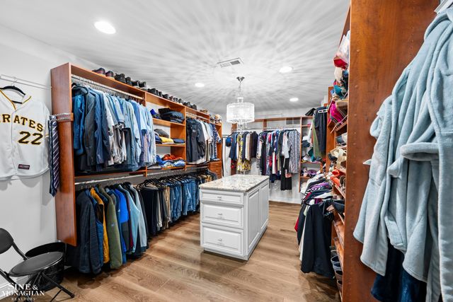 680 Pear Tree Lane, Grosse Pointe Woods, MI 48236