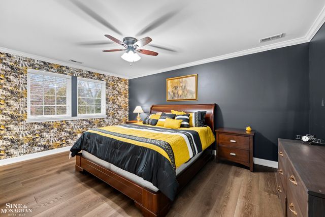 680 Pear Tree Lane, Grosse Pointe Woods, MI 48236