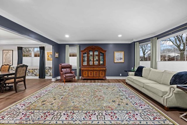 680 Pear Tree Lane, Grosse Pointe Woods, MI 48236