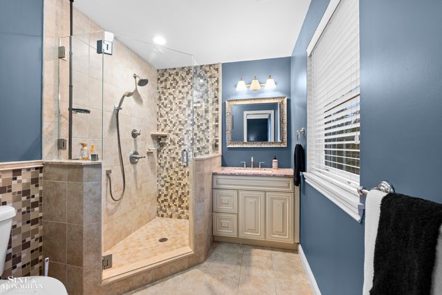 680 Pear Tree Lane, Grosse Pointe Woods, MI 48236