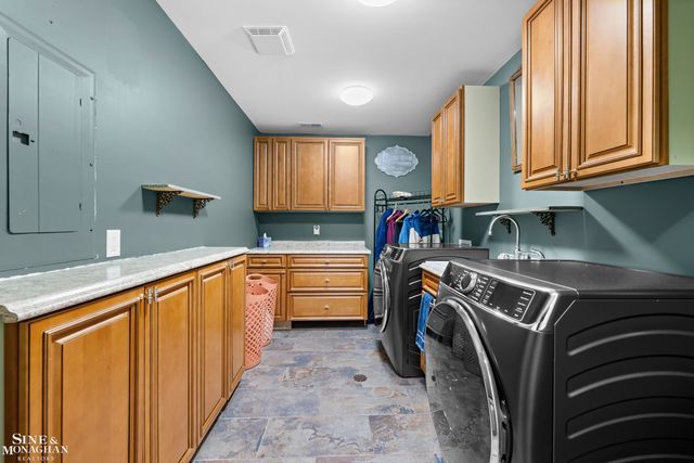 680 Pear Tree Lane, Grosse Pointe Woods, MI 48236