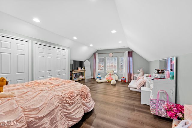 680 Pear Tree Lane, Grosse Pointe Woods, MI 48236