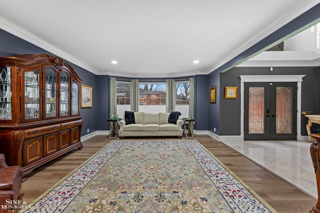 680 Pear Tree Lane, Grosse Pointe Woods, MI 48236