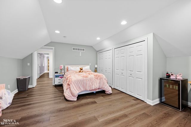 680 Pear Tree Lane, Grosse Pointe Woods, MI 48236