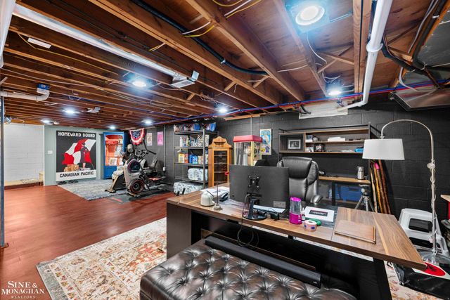 680 Pear Tree Lane, Grosse Pointe Woods, MI 48236