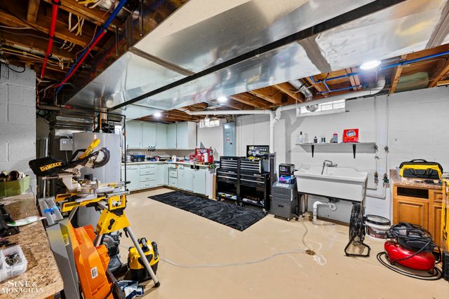 680 Pear Tree Lane, Grosse Pointe Woods, MI 48236