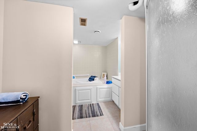 680 Pear Tree Lane, Grosse Pointe Woods, MI 48236