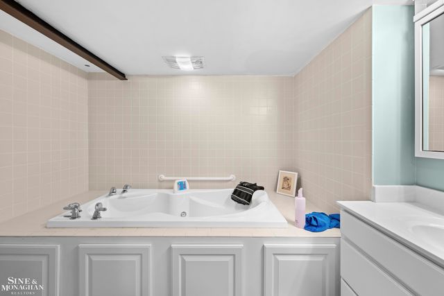 680 Pear Tree Lane, Grosse Pointe Woods, MI 48236