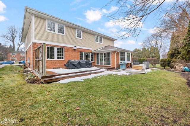 680 Pear Tree Lane, Grosse Pointe Woods, MI 48236