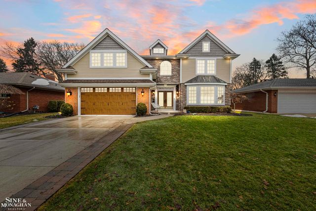 680 Pear Tree Lane, Grosse Pointe Woods, MI 48236