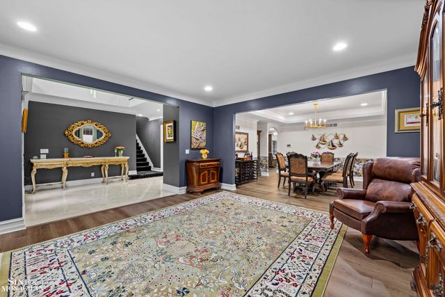 680 Pear Tree Lane, Grosse Pointe Woods, MI 48236