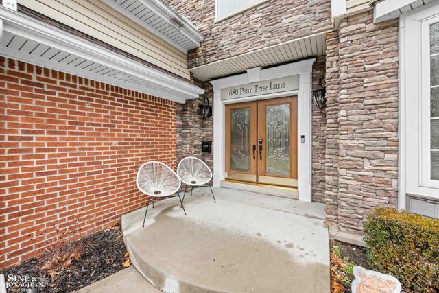 680 Pear Tree Lane, Grosse Pointe Woods, MI 48236
