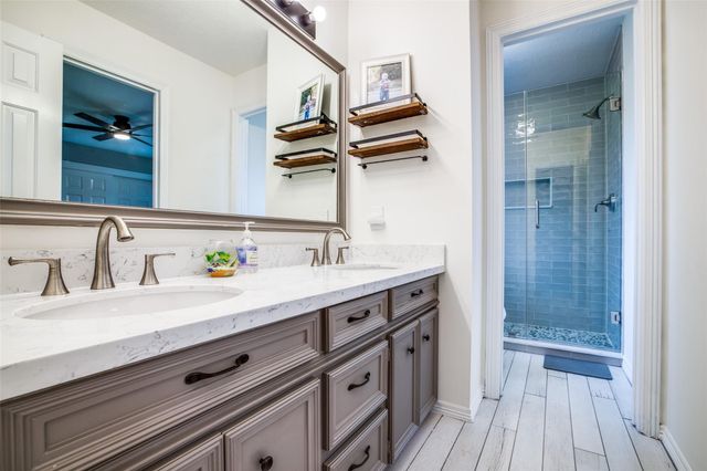 7 Deer Lake Court, The Woodlands, TX 77381