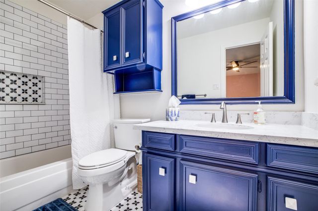 7 Deer Lake Court, The Woodlands, TX 77381