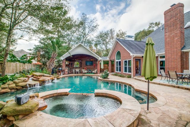 7 Deer Lake Court, The Woodlands, TX 77381