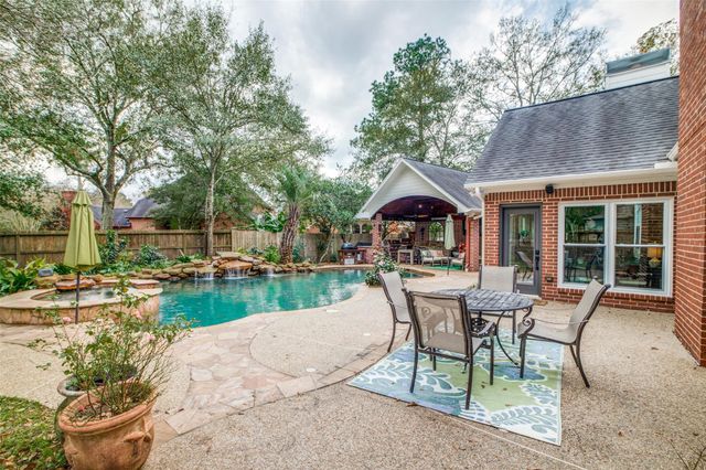 7 Deer Lake Court, The Woodlands, TX 77381