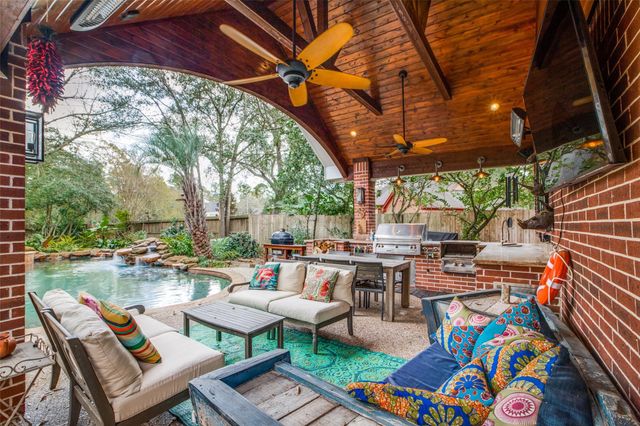 7 Deer Lake Court, The Woodlands, TX 77381