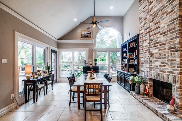 7 Deer Lake Court, The Woodlands, TX 77381